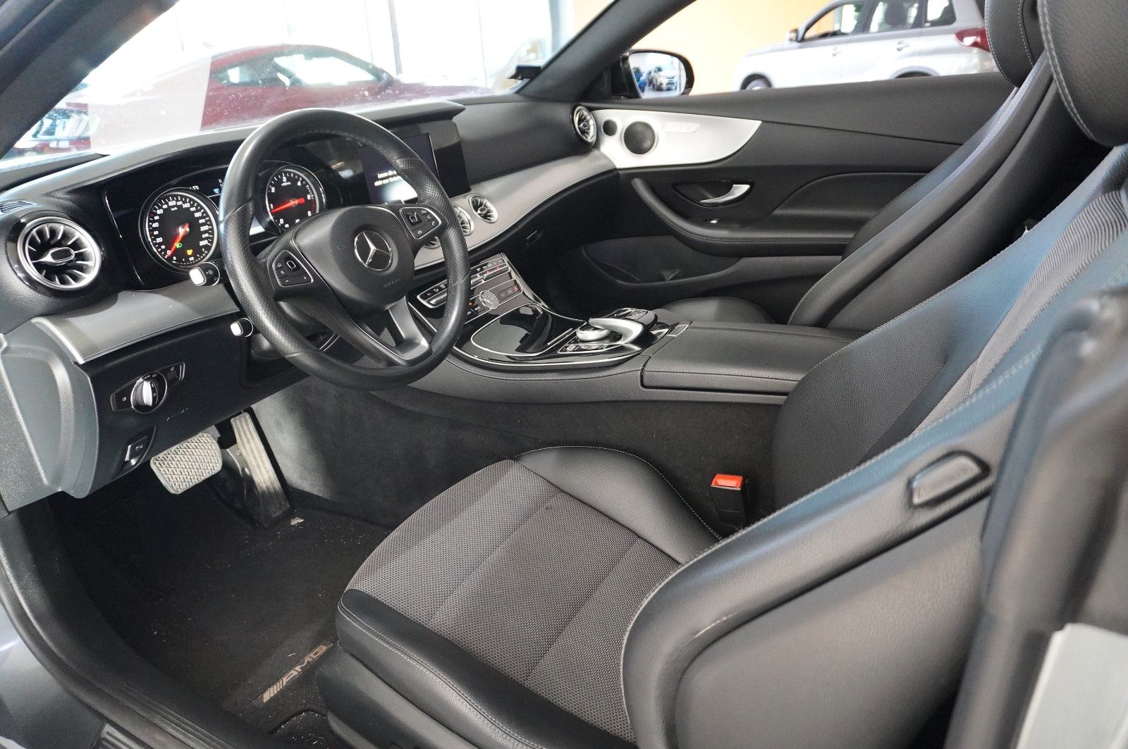 Fahrzeugabbildung Mercedes-Benz E 220D COUPE AVANTGARDE NAVI/LED/KAMERA/SH/PANO.