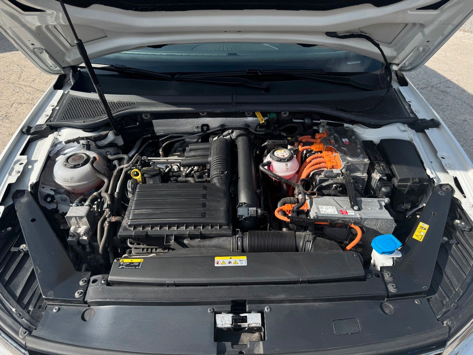 Fahrzeugabbildung Volkswagen Passat GTE Massage Kamera LED ACC SHZ