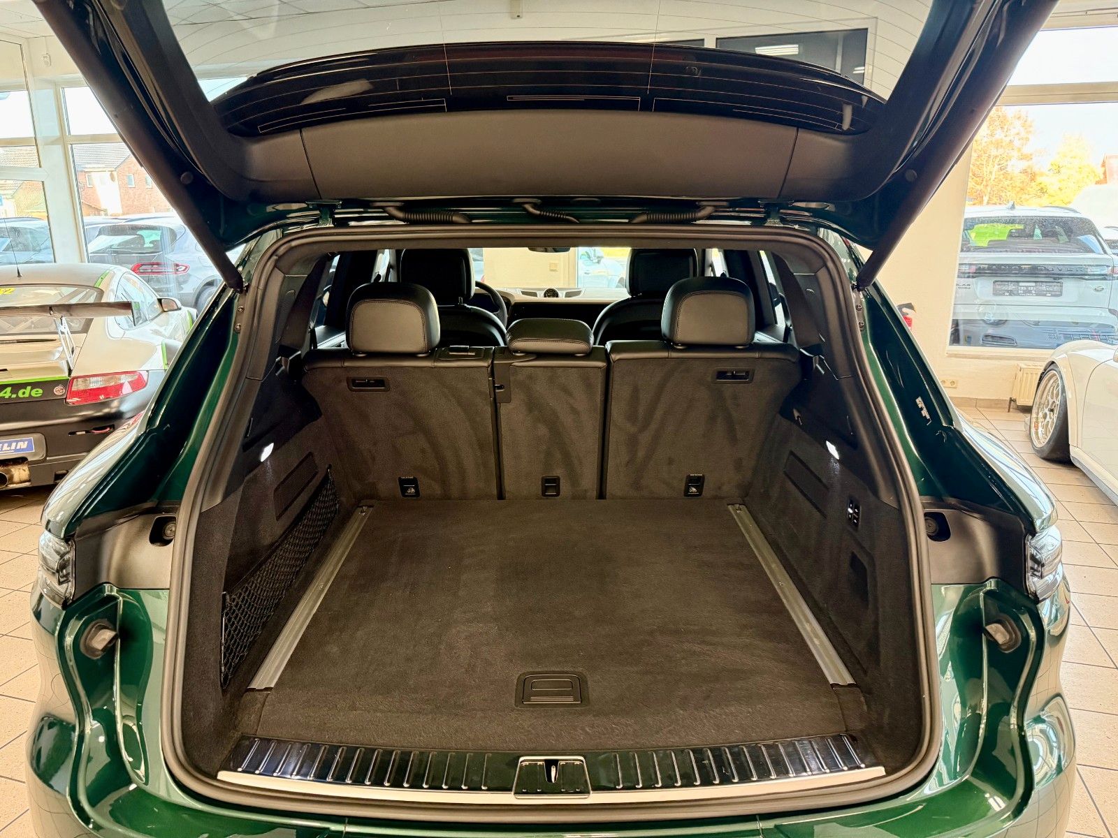 Fahrzeugabbildung Porsche Cayenne Turbo E-Hybrid SportDesign/PCCB/PTS/AHK