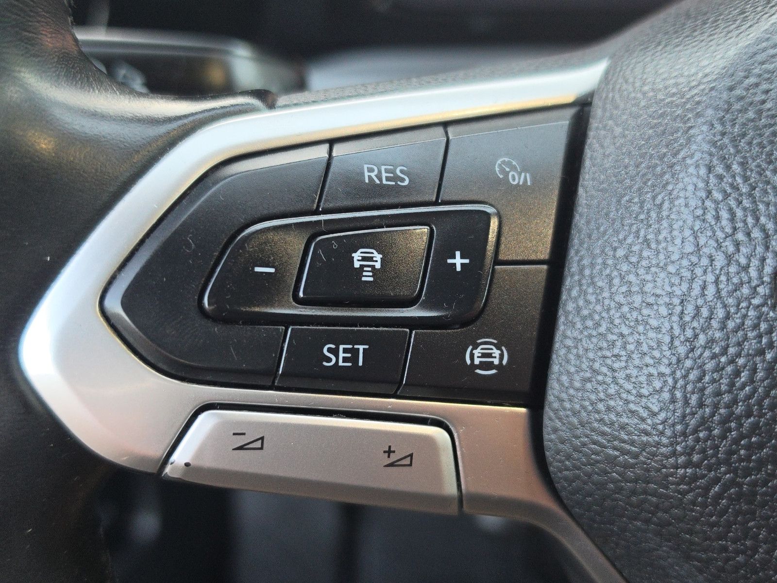 Fahrzeugabbildung Volkswagen Golf VIII Variant Life AHK ACC SHZ LED Apple Car