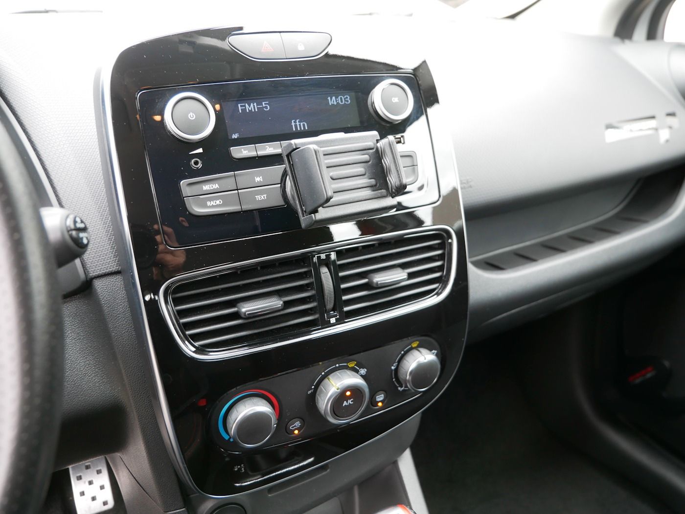 Fahrzeugabbildung Renault Clio -IV 1.6 RS 147kW DSG LED DAB ALU+Allwetter