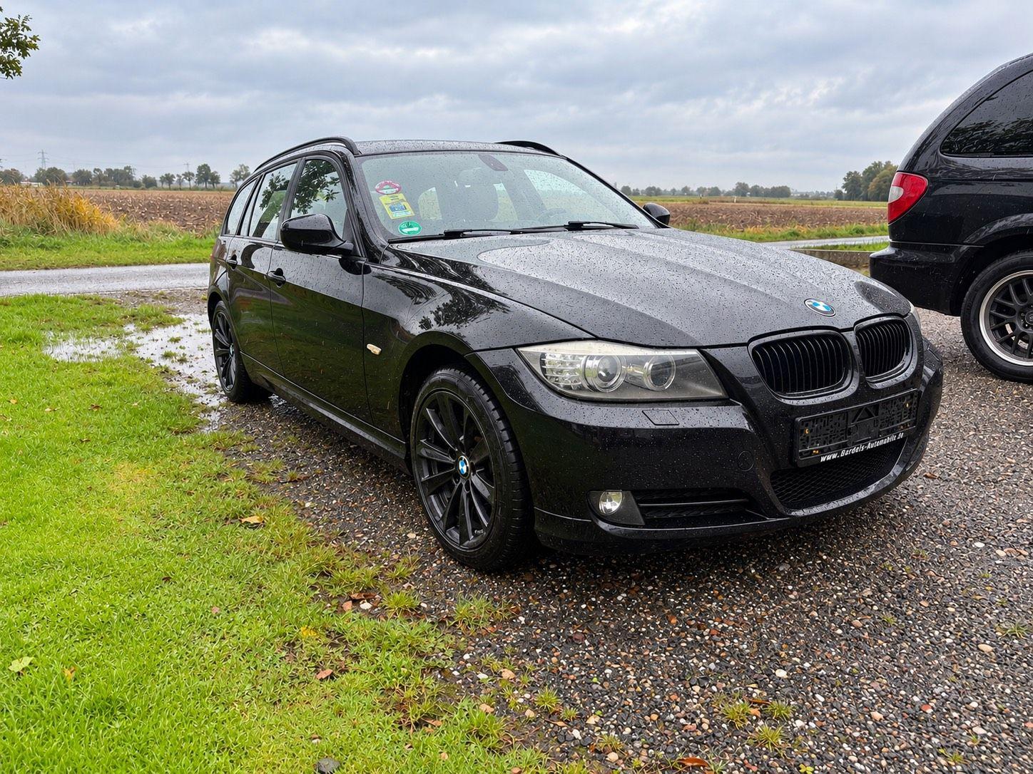 BMW 318 2012 — вигляд ззаду