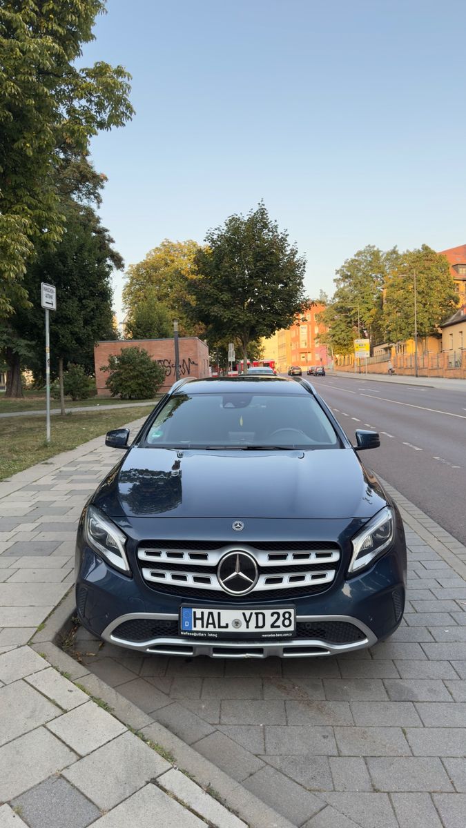 MERCEDES-BENZ GLA 200 DCT | 2019 | Urban | Unfallfrei | LED |
