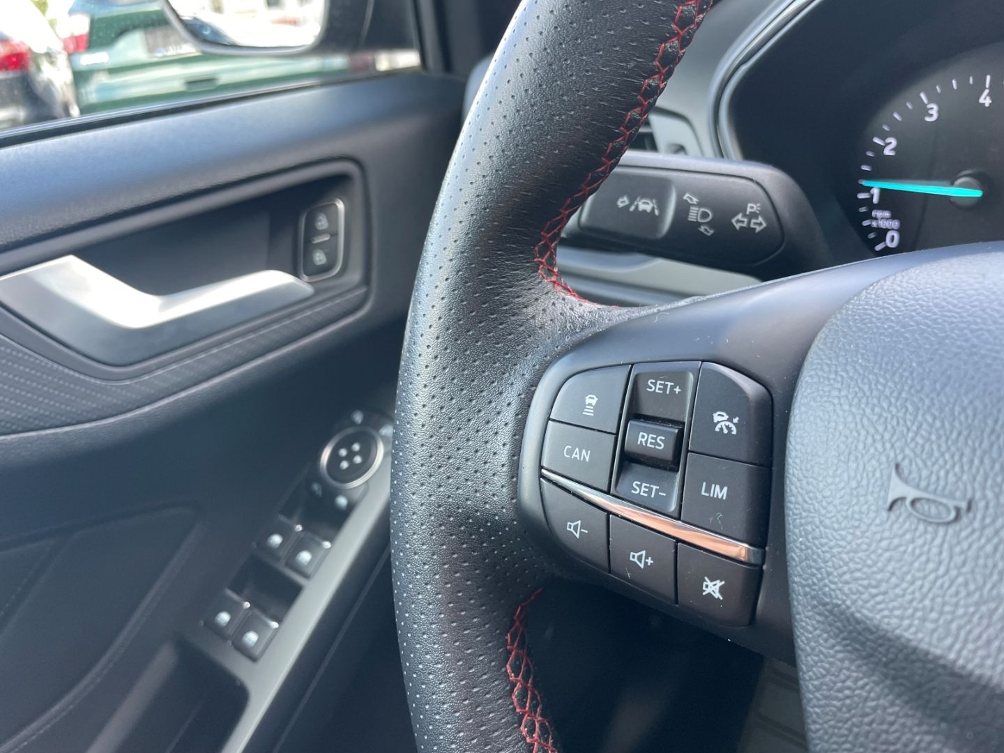 Fahrzeugabbildung Ford Focus ST-Line Kamera LED Abstandstemp Navi
