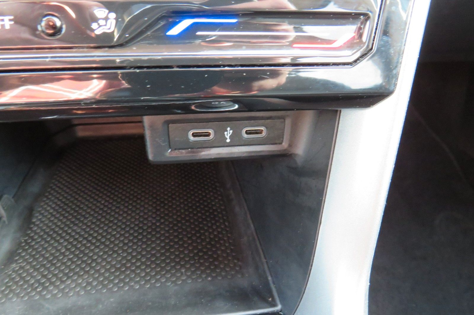 Fahrzeugabbildung Volkswagen T-Cross Active ACC NAVI APP GJ SITZH. PDC 1HD