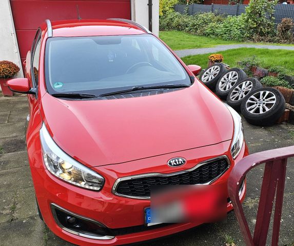 Kia cee'd Sportswagon aus 2015 (gelbe Moto...