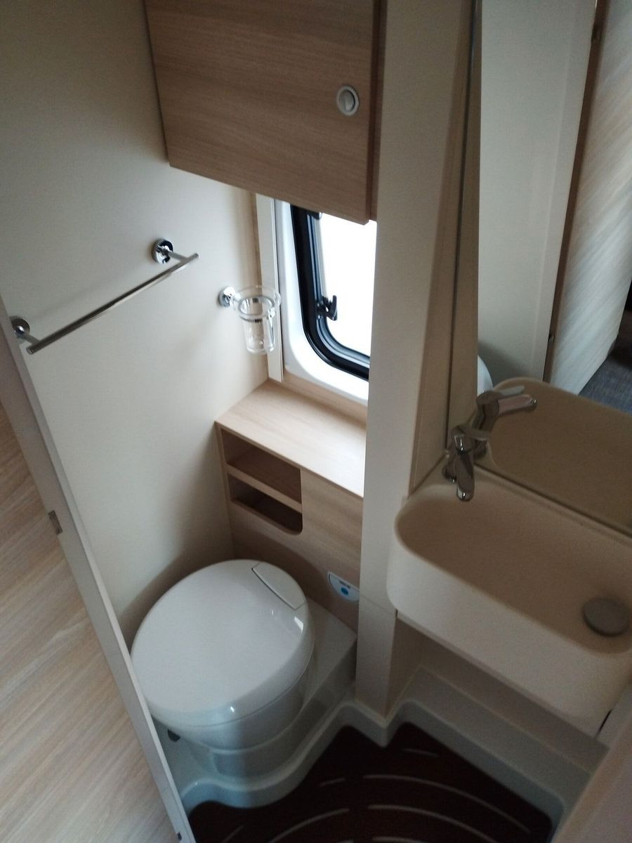 Fahrzeugabbildung Eura Mobil Van V 595 HB Alufelgen, RFK, Captain-Chair-Sitze