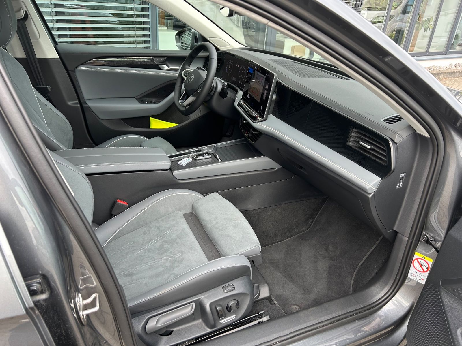 Fahrzeugabbildung Volkswagen Passat Variant 1.5 eTSI  Business DSG Navi