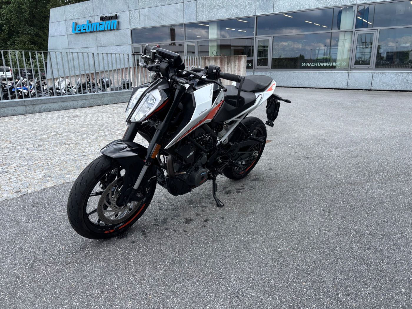 Fahrzeugabbildung KTM 390 Duke Modell 2022 mit Quickshifter
