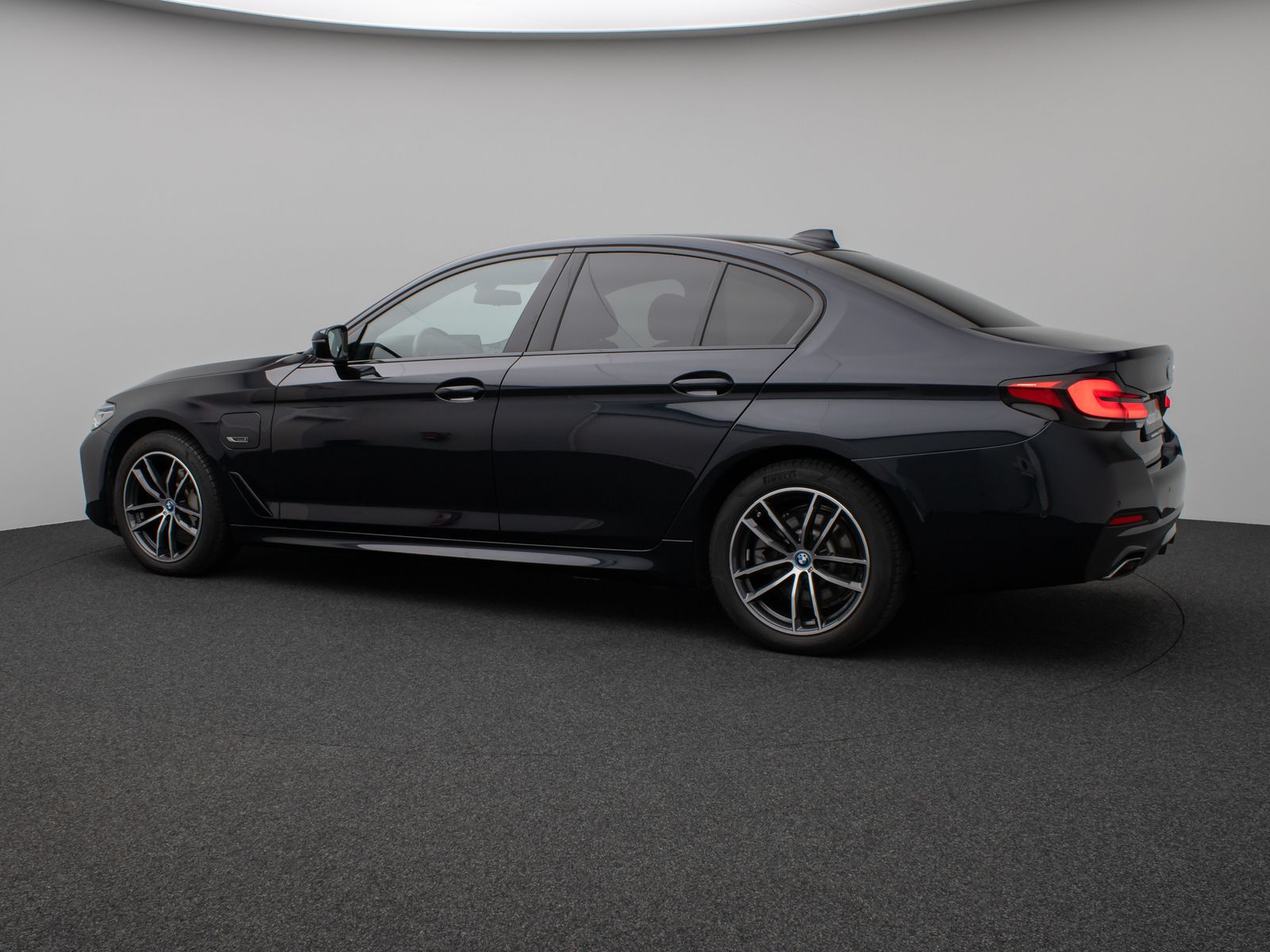 Fahrzeugabbildung BMW 520e M Sport Kamera Laser HUD DAB HiFi Komfort