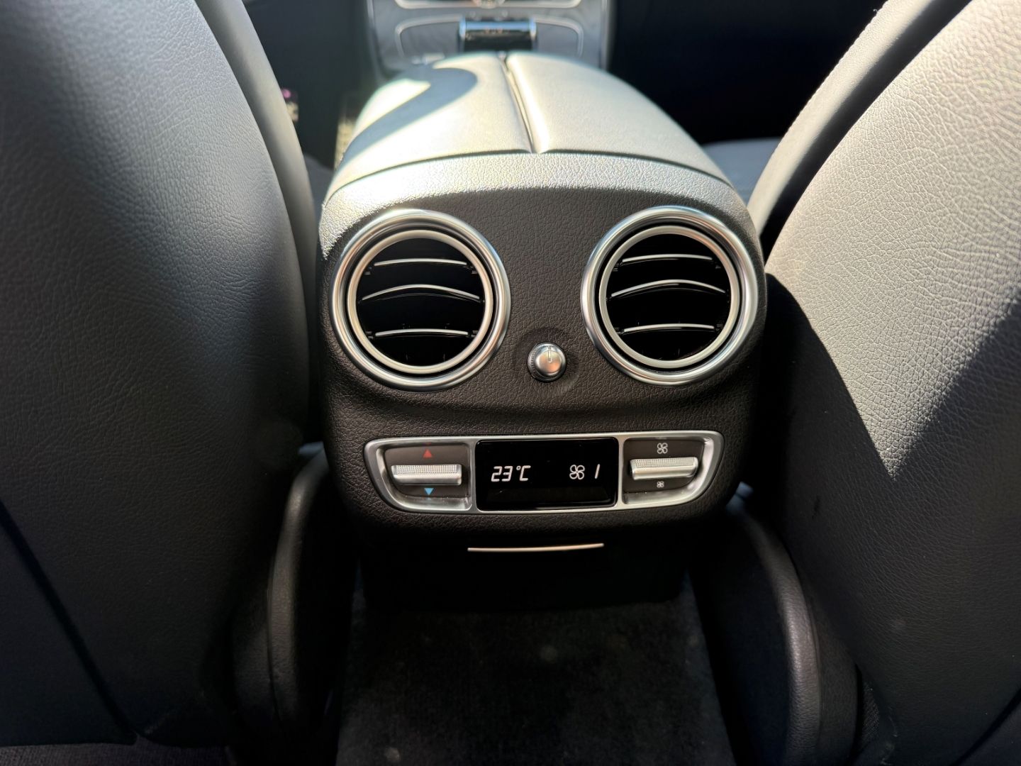 MERCEDES-BENZ E 63 AMG 4Matic EU6d-T HUD Luftfederung AD Nivea - Image 31