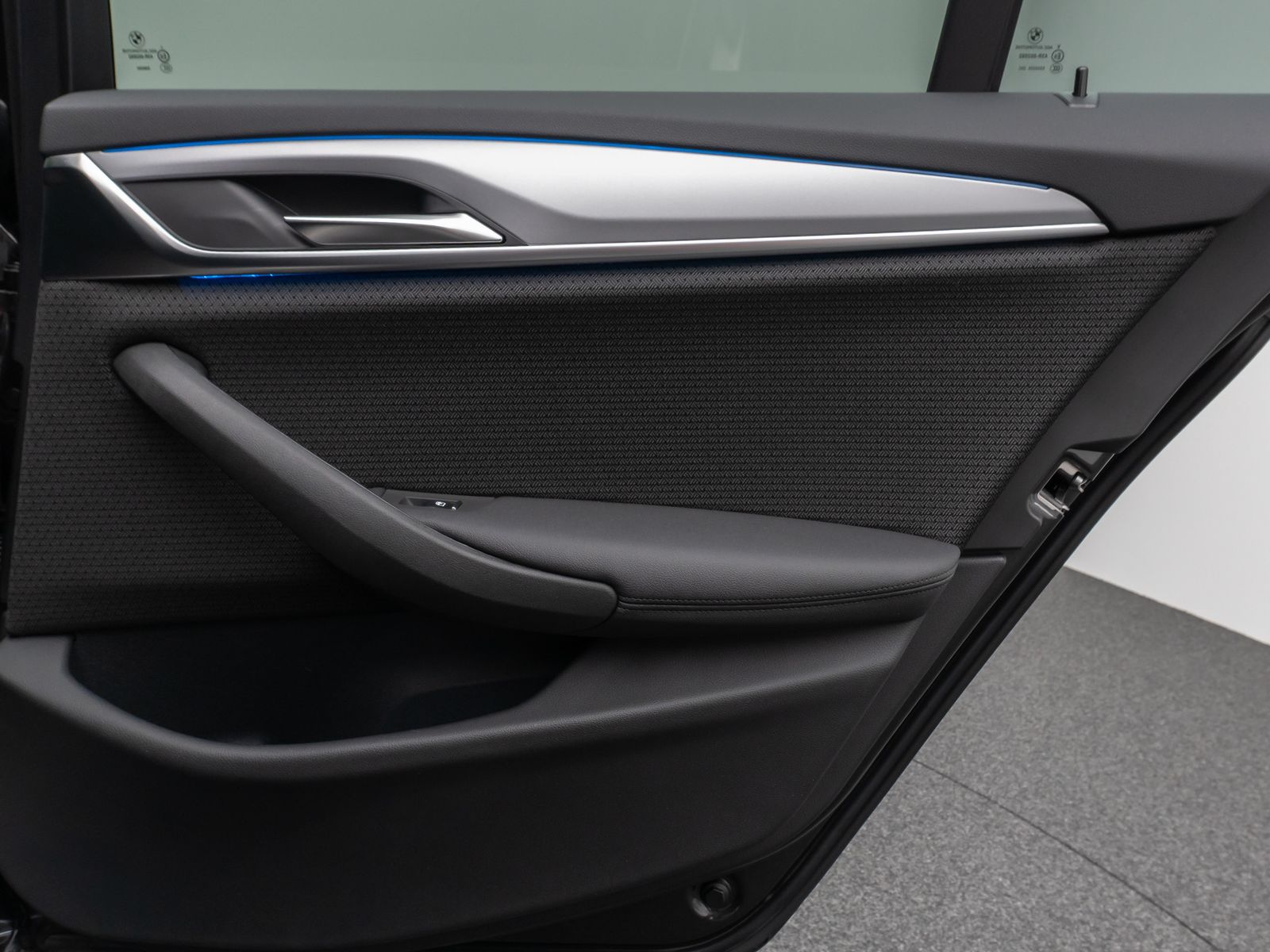 Fahrzeugabbildung BMW 530e HUD DAB HiFi CockPitPro PDC Komfort Alarm