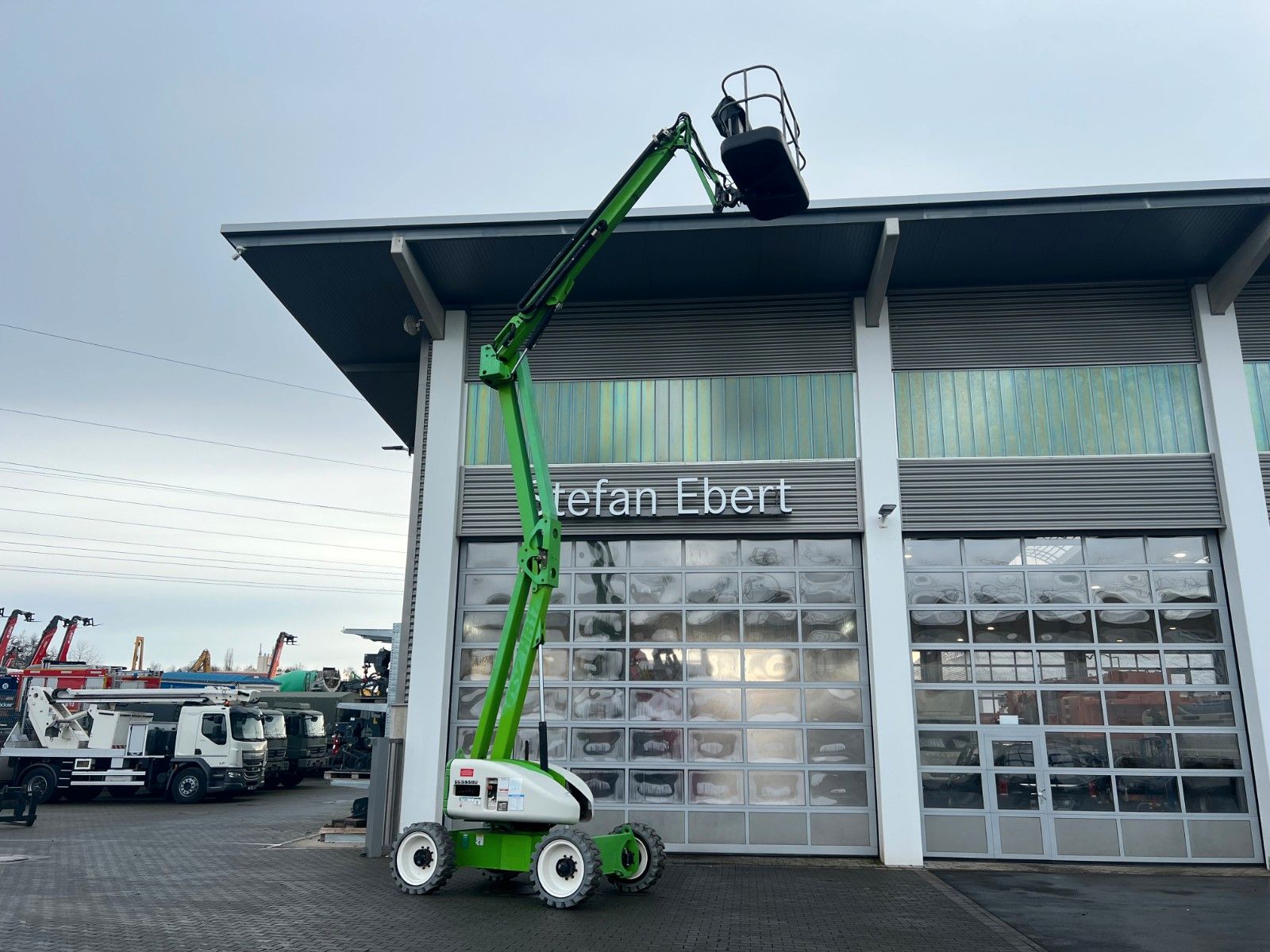 Fahrzeugabbildung Niftylift HR17D 4X4 / 1.636h / 17m Arbeithöhe