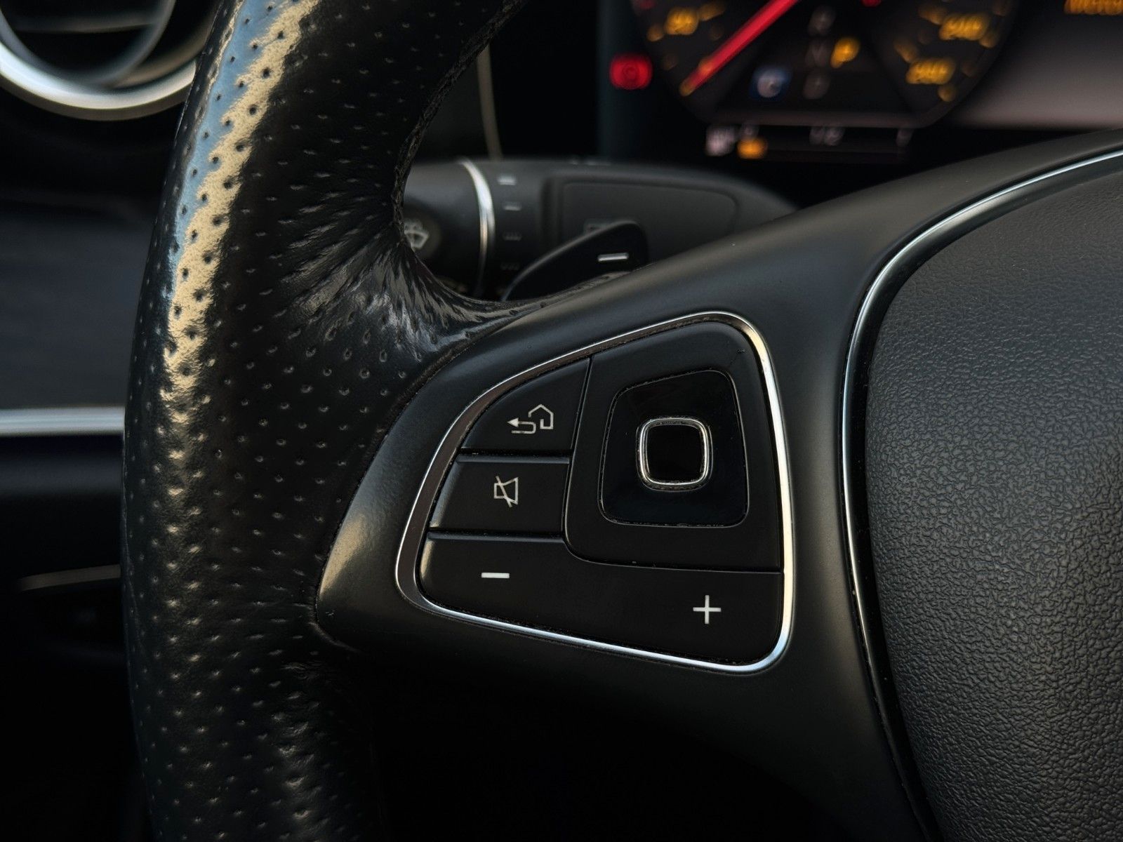 Fahrzeugabbildung Mercedes-Benz E 220d Lim. Pano/Widescreen/Kamera/MBeam