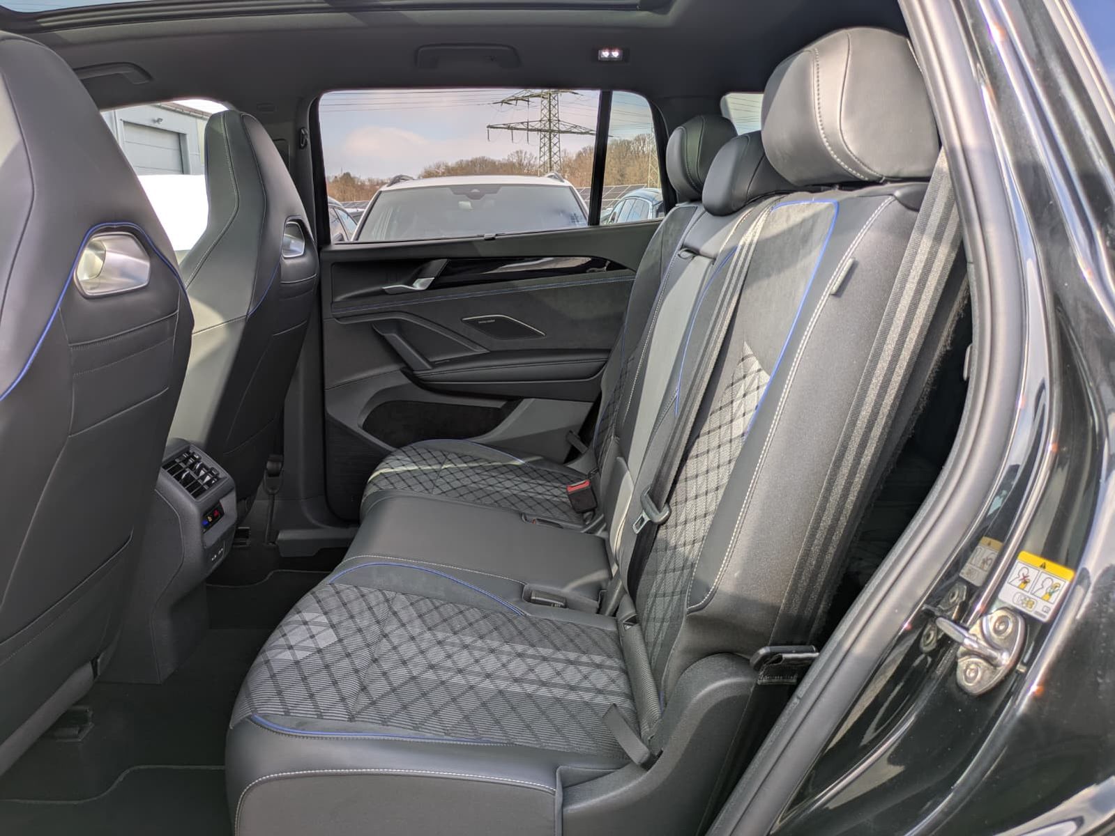 Fahrzeugabbildung Volkswagen Tayron 2.0 TDI 4M R-Line 7Si*MATRIX*AHK*PANO*HUD