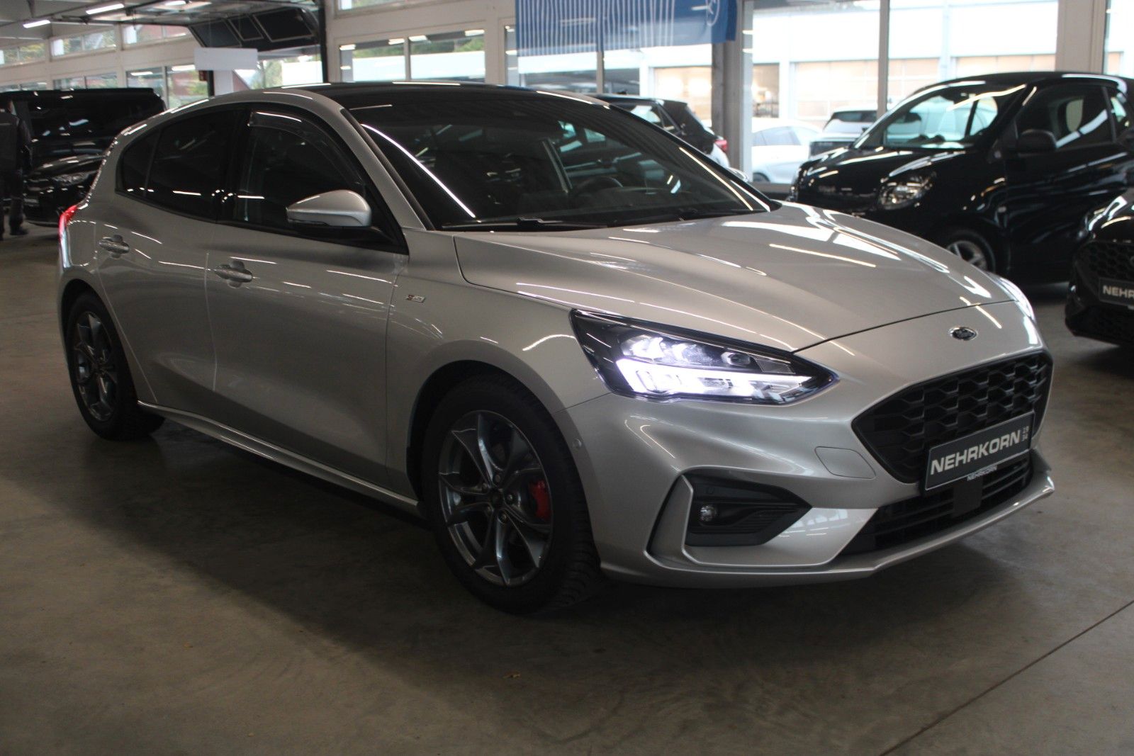 Fahrzeugabbildung Ford Focus 1,5 EB ST-Line Pano HUD LED ACC CAM Winter