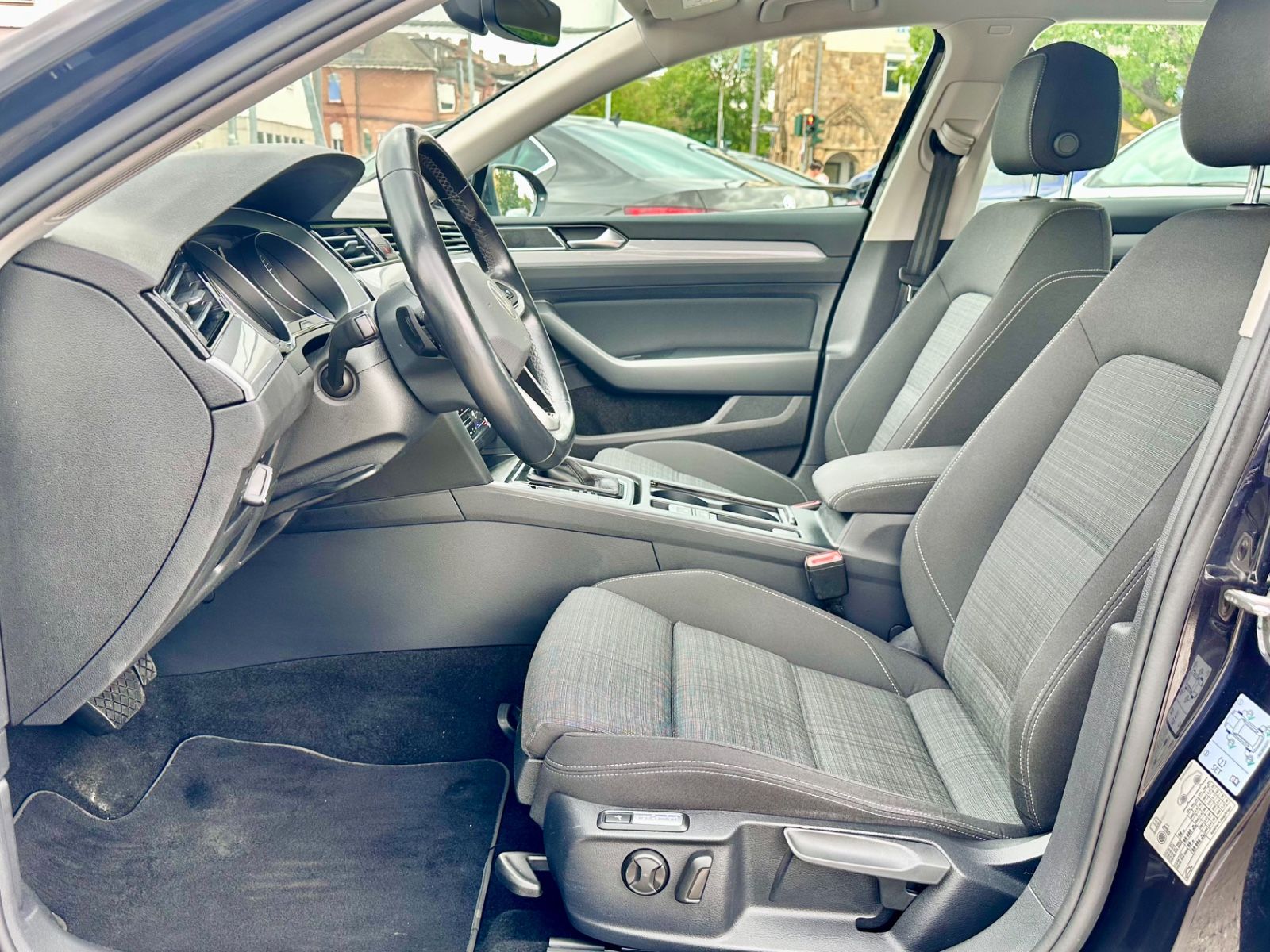 Fahrzeugabbildung Volkswagen PASSAT VARIANT BUSINESS*AUTOM.+NAVI+1.HAND*