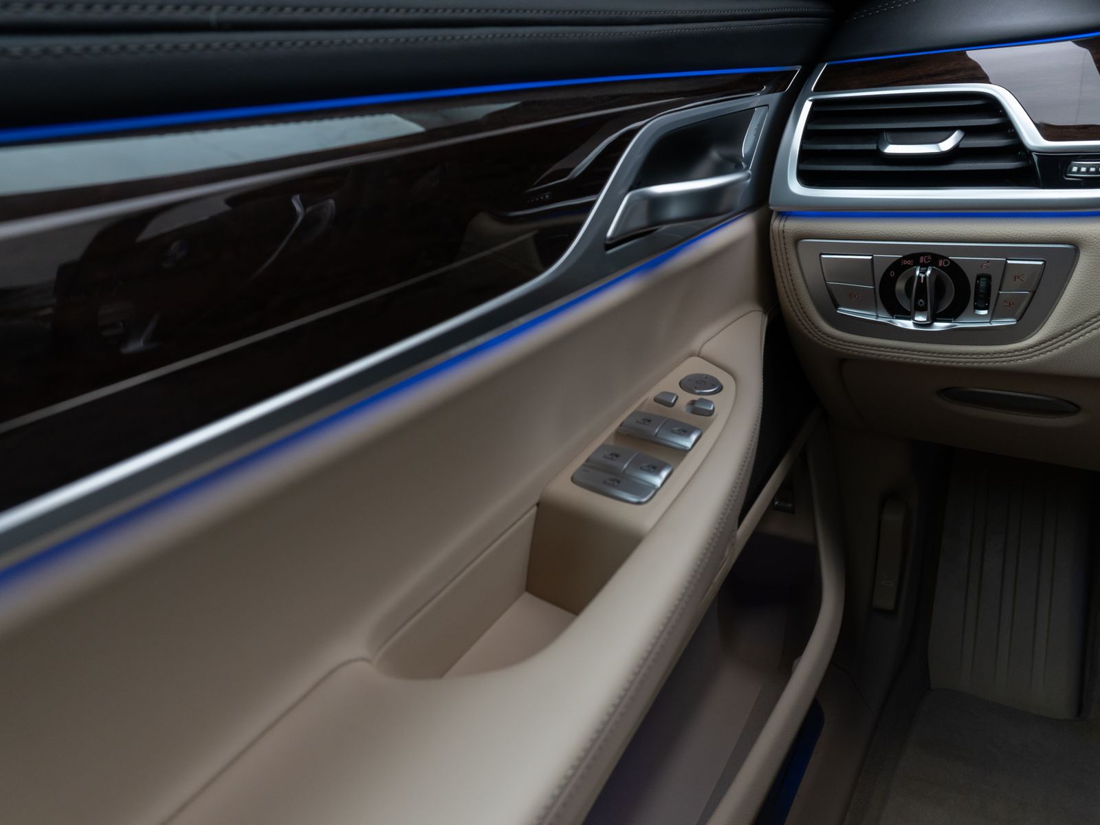 Fahrzeugabbildung BMW 730d xD 360°Laser Massage DAB DisplKey SoftClose