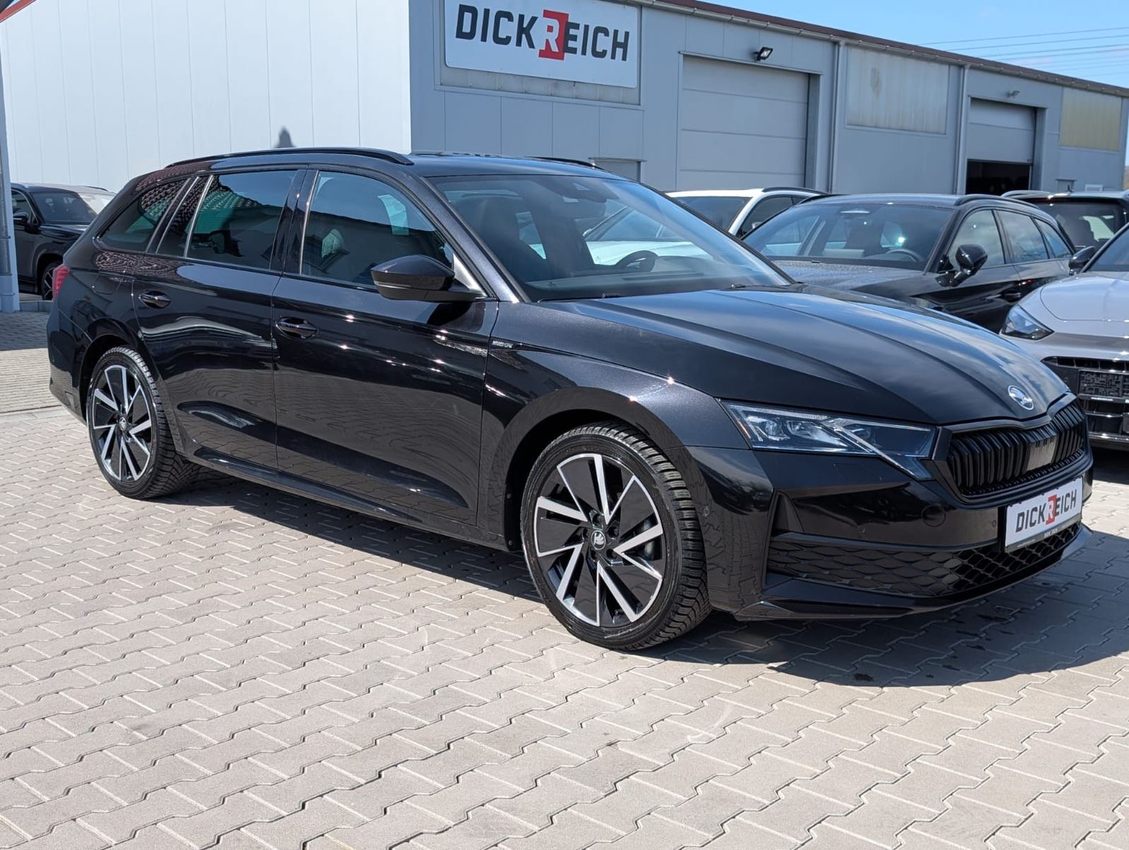 Fahrzeugabbildung SKODA Octavia 1.5 DSG Sportline PANO*MATRIX*AHK*5J.GAR