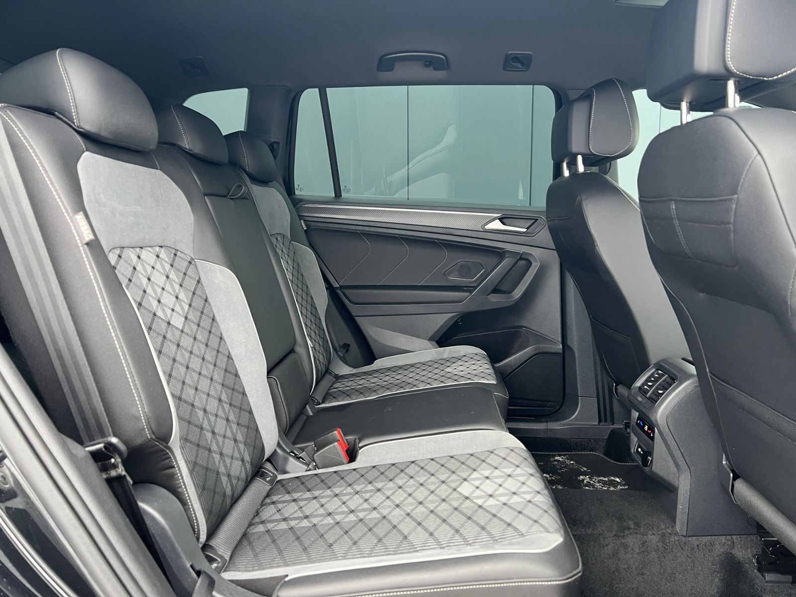 Fahrzeugabbildung Volkswagen Tiguan Allspace R-Line 2.0 TDI DSG 4MOTION *AHK,