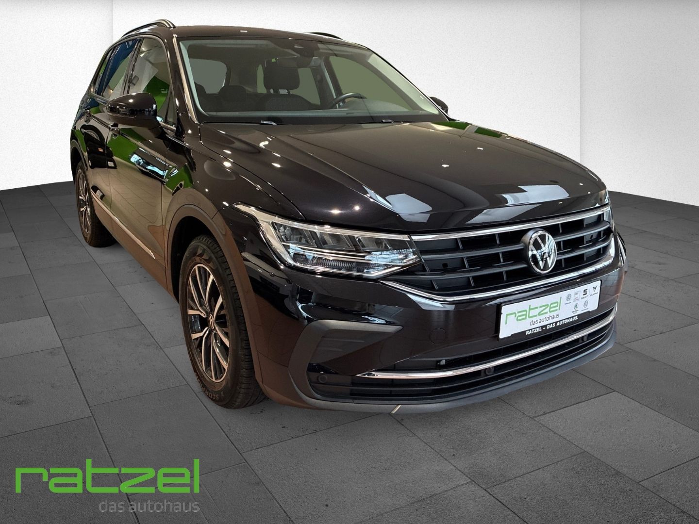 Fahrzeugabbildung Volkswagen Tiguan Life 2.0 TDI DSG AHK-klappbar Navi LED AC