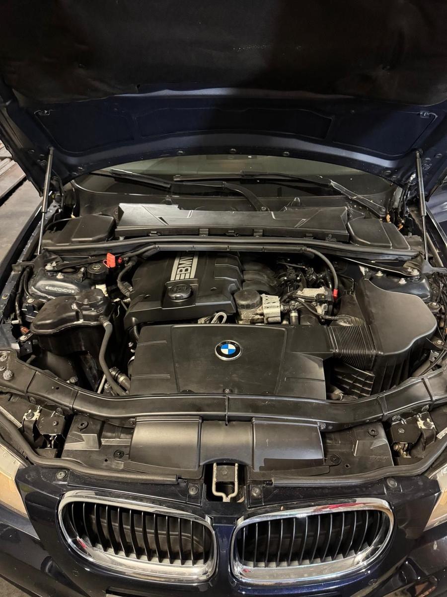 BMW 318 2009 — photo 12
