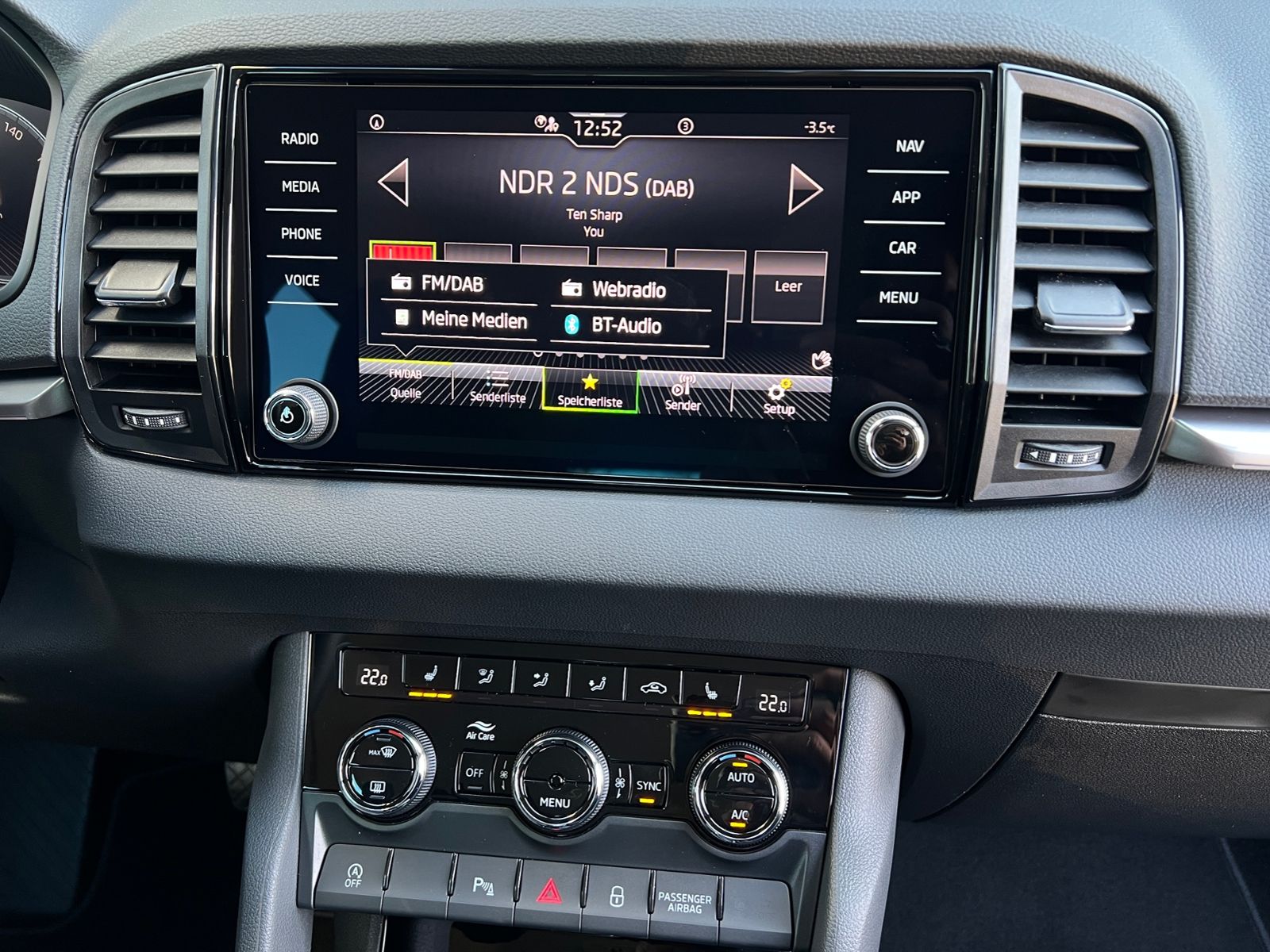 Fahrzeugabbildung SKODA Karoq Tour 1.5 TSI DSG *AHK, 17" LM-Felge, Navi,