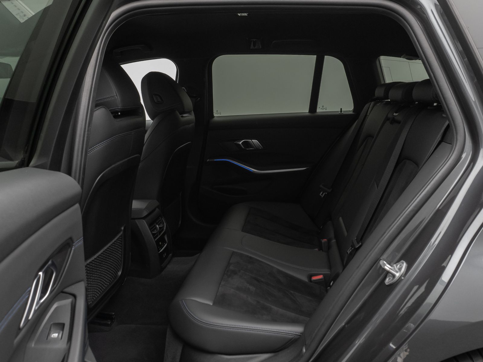 Fahrzeugabbildung BMW 320d M Sport Kamera HUD HiFi Stop&Go AHK Alarm