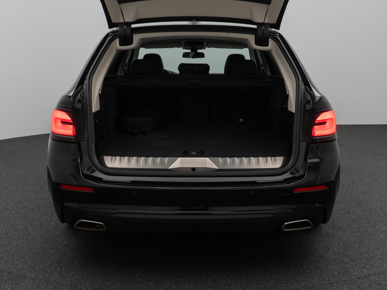 Fahrzeugabbildung BMW 530e Kamera DAB CockPitPro Sitzhzg Alarm LED