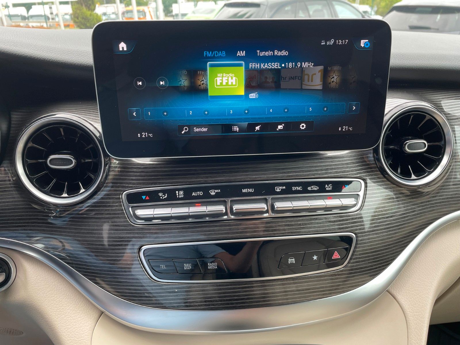 Fahrzeugabbildung Mercedes-Benz V 300 d AVA ED 4MATIC Sitzklima Burmester 6Sitze