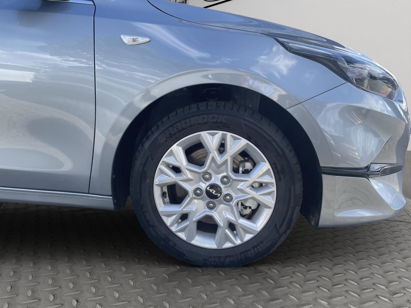 Fahrzeugabbildung Kia Ceed_sw Vision Kamera LIM VerkehrszeichenERK DAB