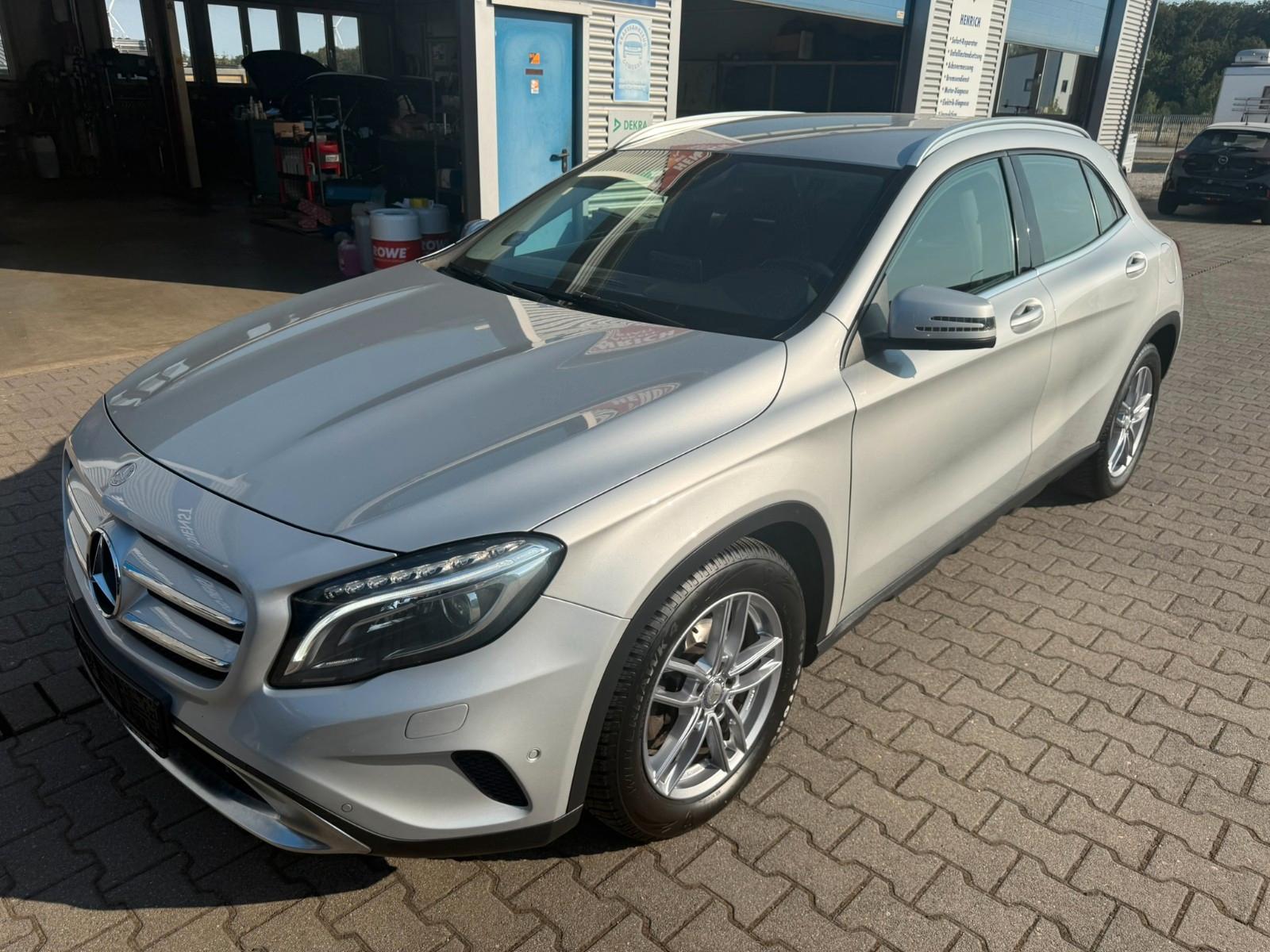 Mercedes-Benz GLA 180 LED Navi Teilleder Alu PDC SHZ FSE