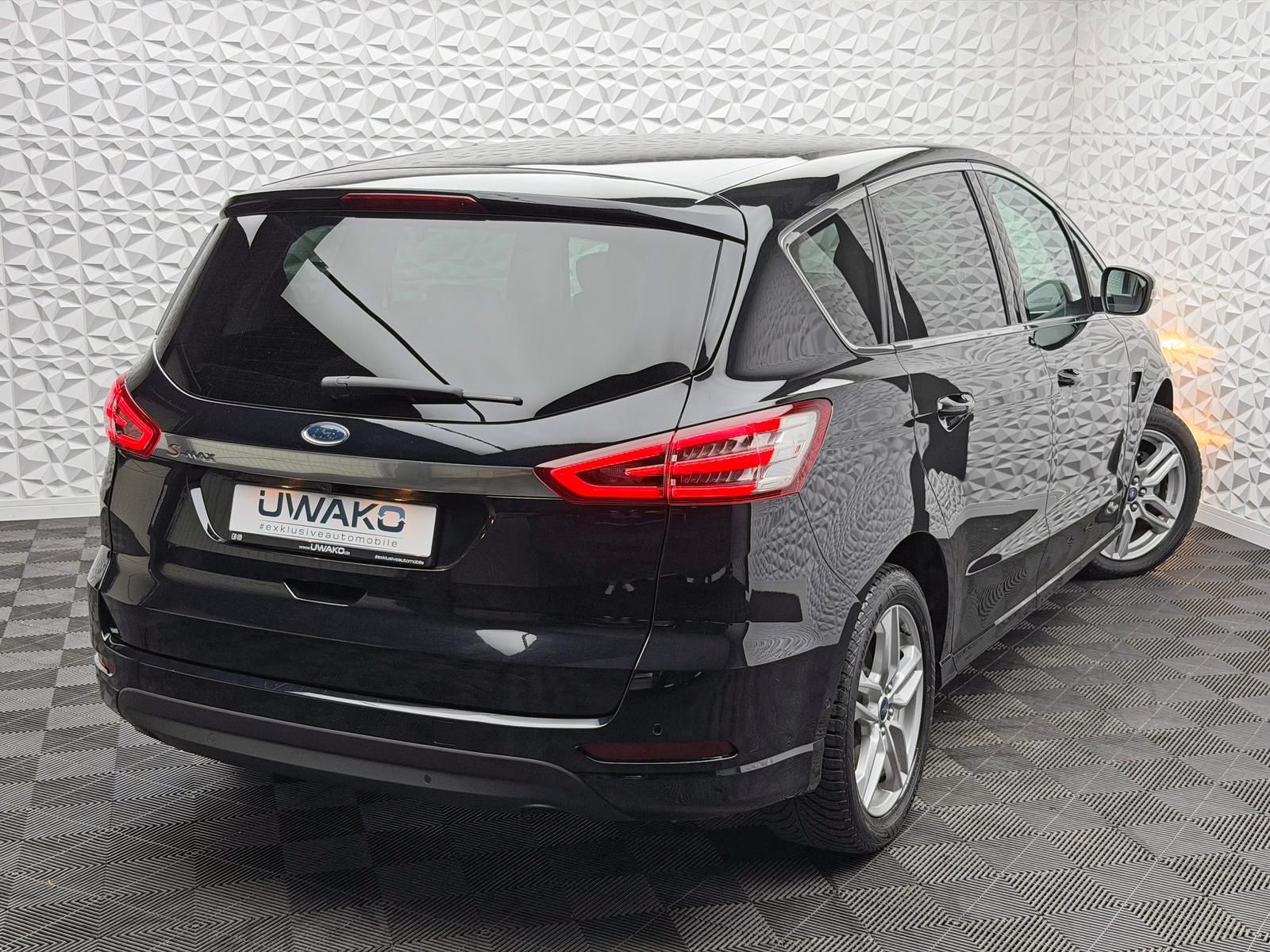 Fahrzeugabbildung Ford S-MAX 1.5 TITANIUM/7-SITZE/KEYLES/RCAM/NAV/PDC