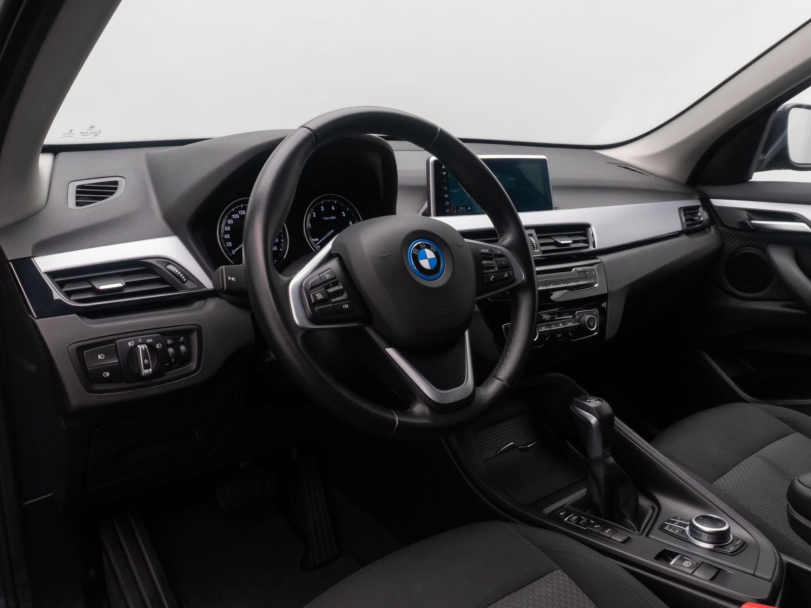 Fahrzeugabbildung BMW X1 xD25e ParkAssist DAB GeschwindigReg Navi LED