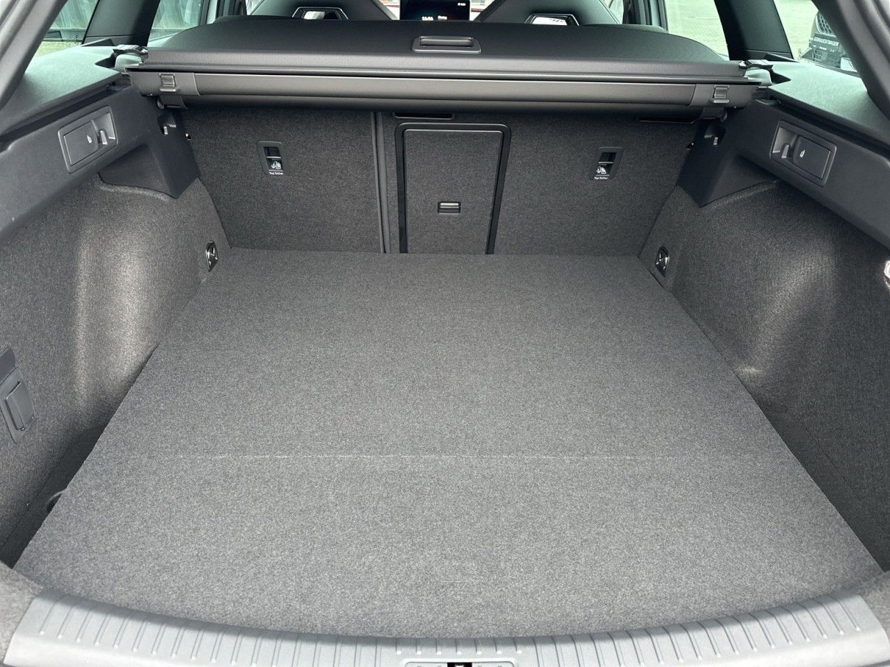 Fahrzeugabbildung CUPRA Leon ST VZ Black Edition 1.5 e-HYBRID 272 PS DSG - mit KI generiert/bearbeitet