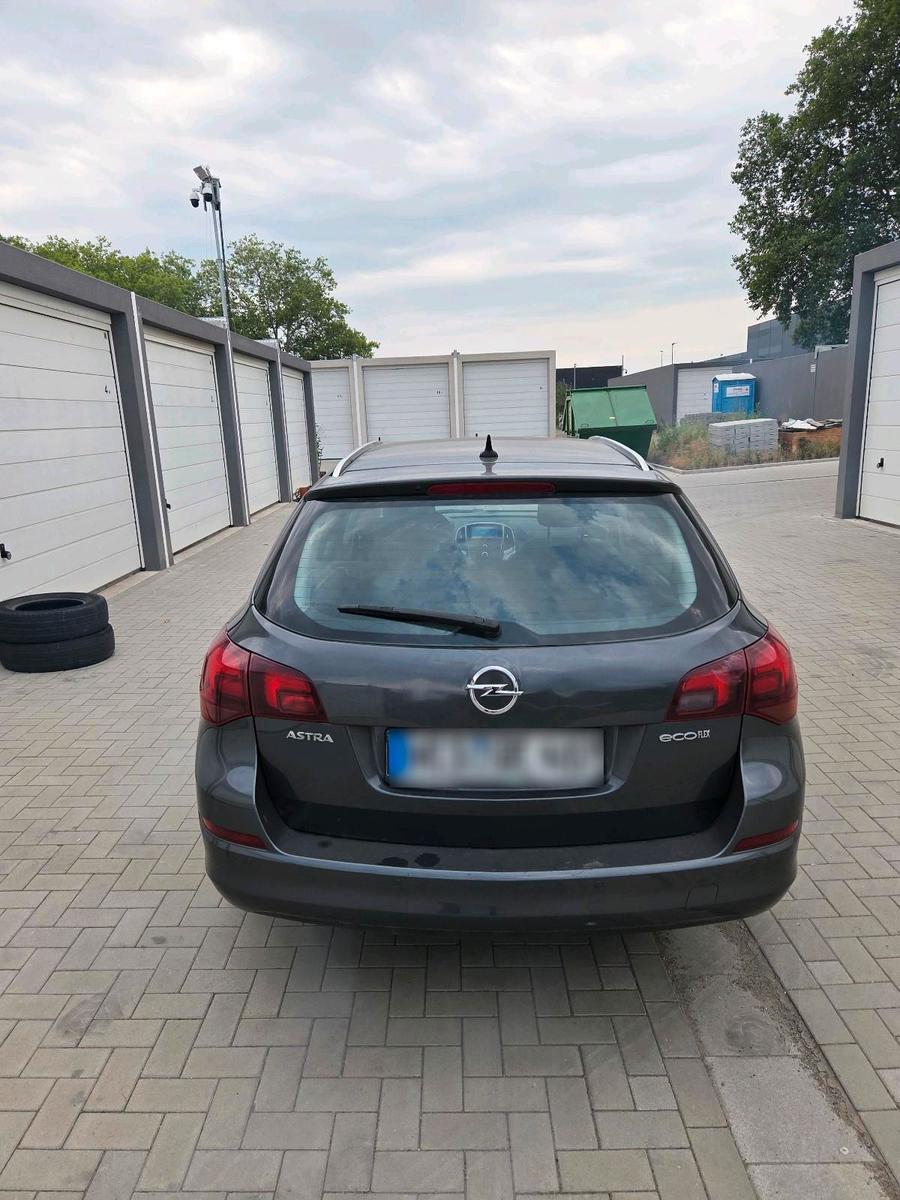 Opel Astra 2011 — interior