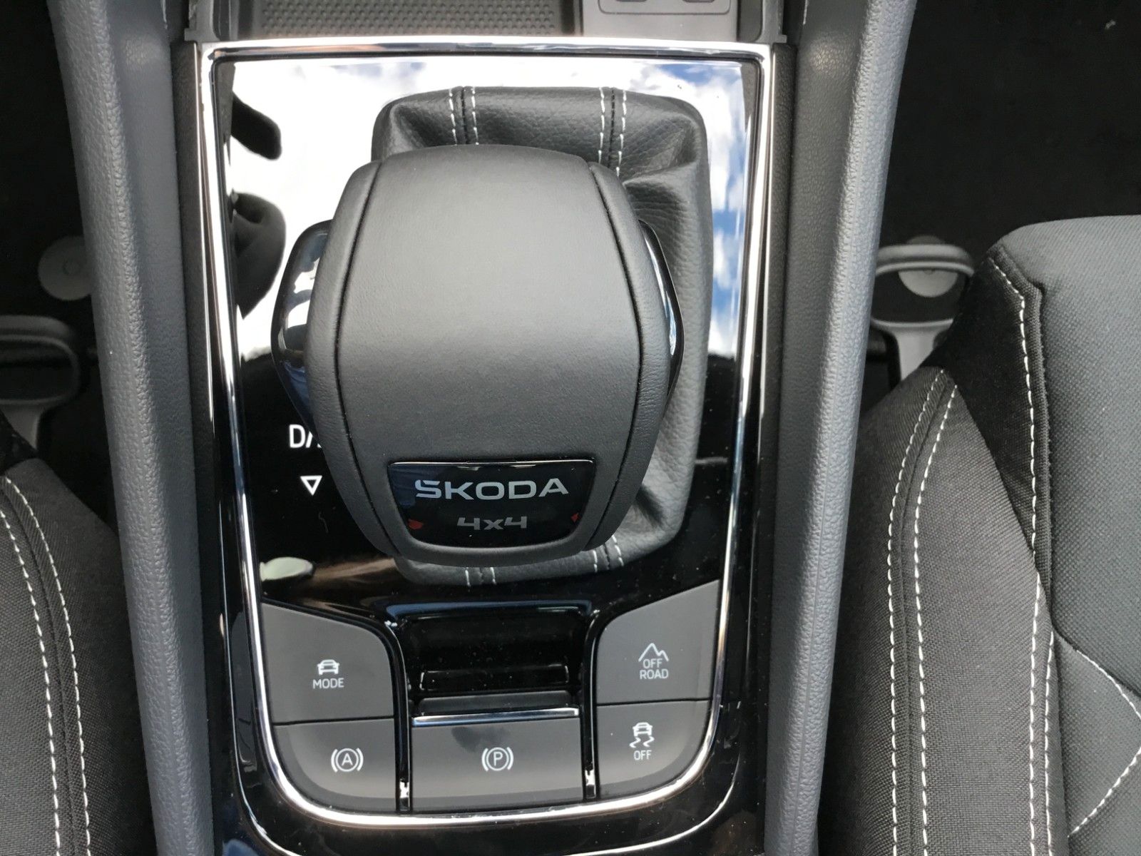 Fahrzeugabbildung SKODA Karoq 2.0l TSI DSG 4x4 Sportline+AHK+Matrix+Pano