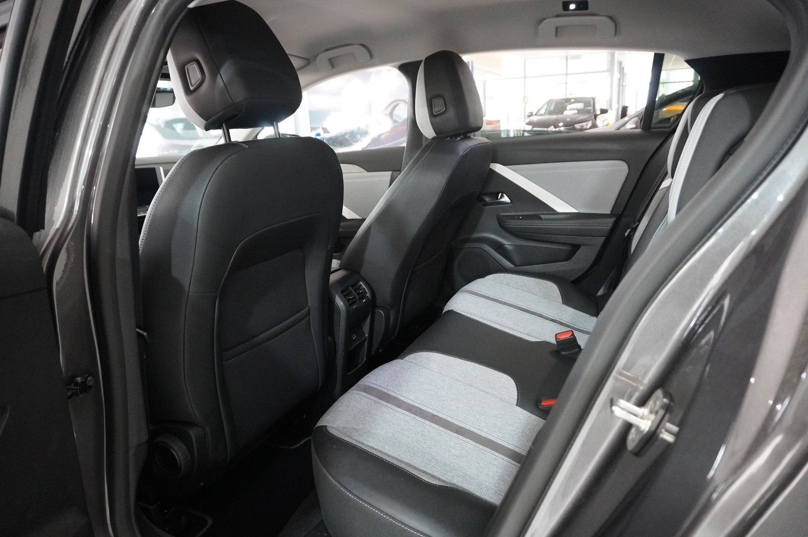 Fahrzeugabbildung Opel Astra L Lim. 1.2T ELEGANCE NAVI/LED/KAMERA/SPORT