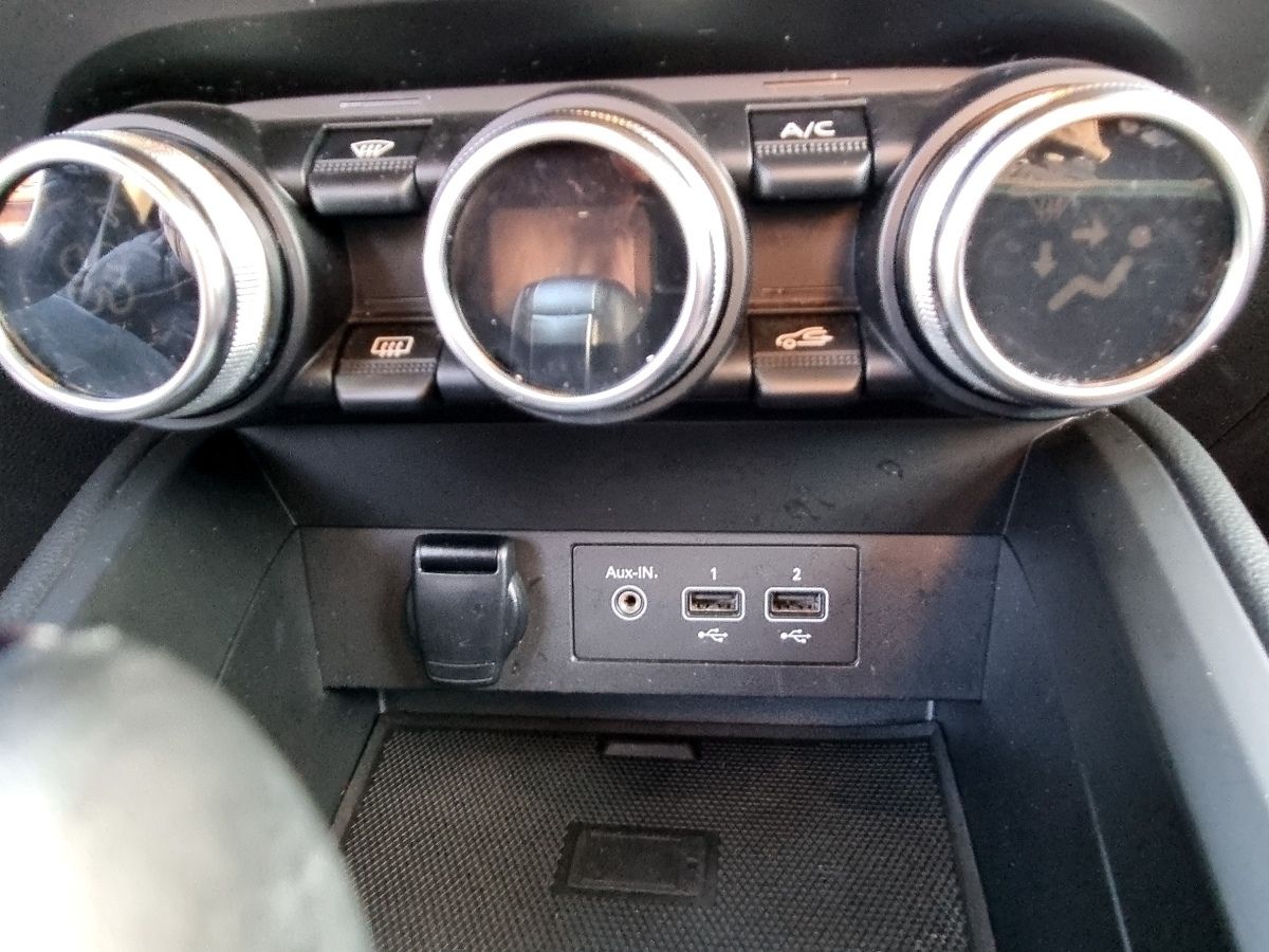 Fahrzeugabbildung Renault Clio INTENS E-TECH 140