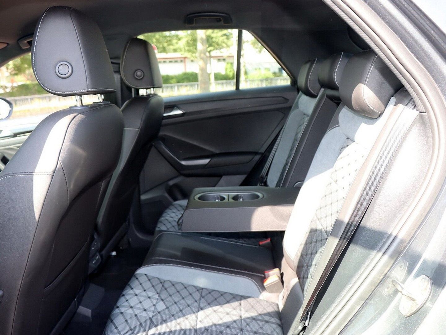 Volkswagen T-Roc R-Line 1.5 TSI OPF ACC NAVI LED ACC SITZHZ foto 5