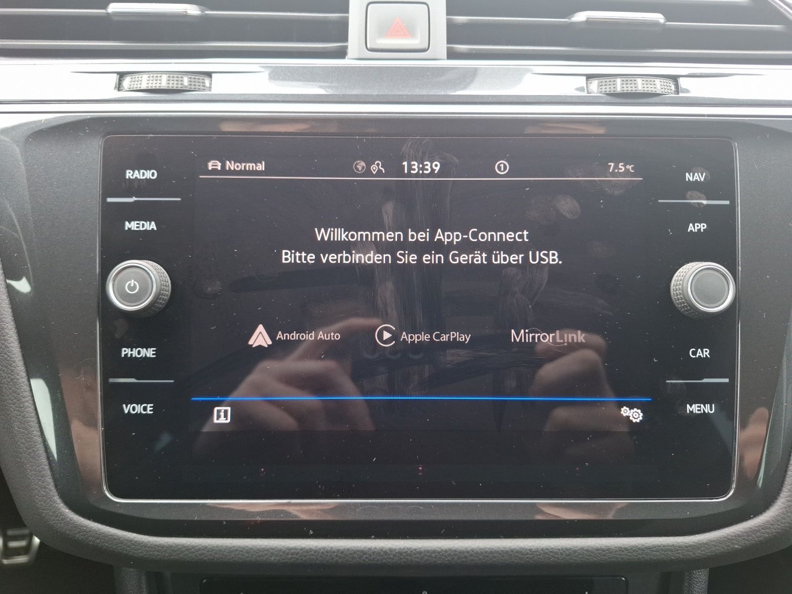 Fahrzeugabbildung Volkswagen Tiguan TSI Active LED Navi ACC PDC SH
