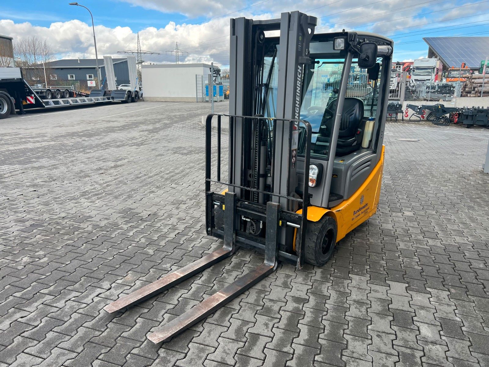 Fahrzeugabbildung Jungheinrich EFG 218 / Triplex 4.30m / SS / nur 1.738h