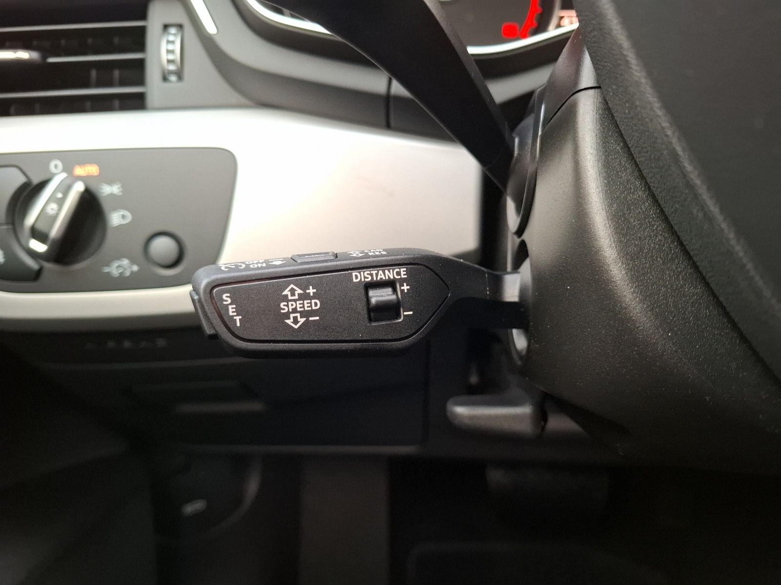 Fahrzeugabbildung Audi A4 Avant 35 TDI S-line S-tronic Matrix Navi ACC