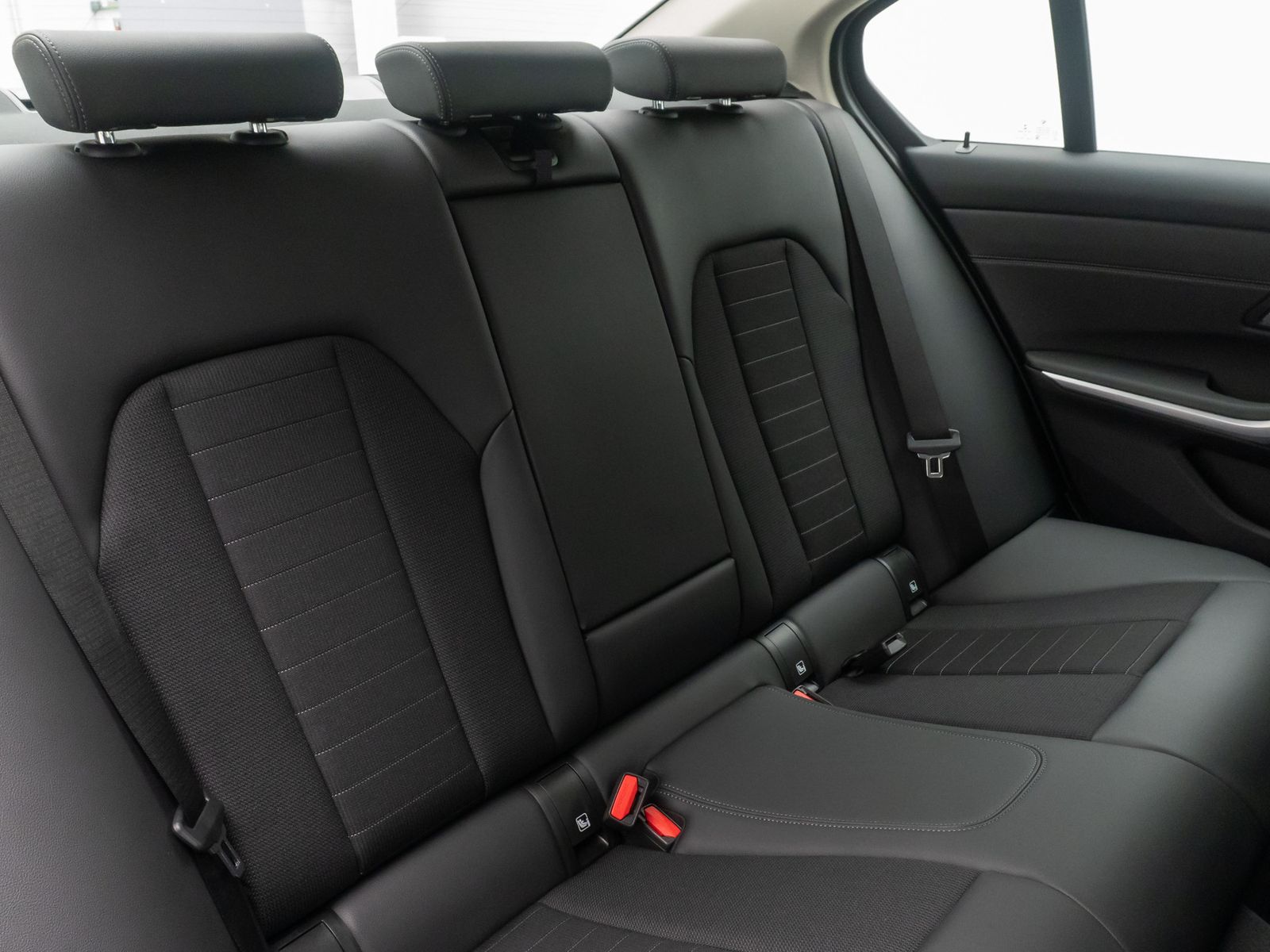 Fahrzeugabbildung BMW 330e 360°Laser HUD DAB HiFi Komfort Sport Leder