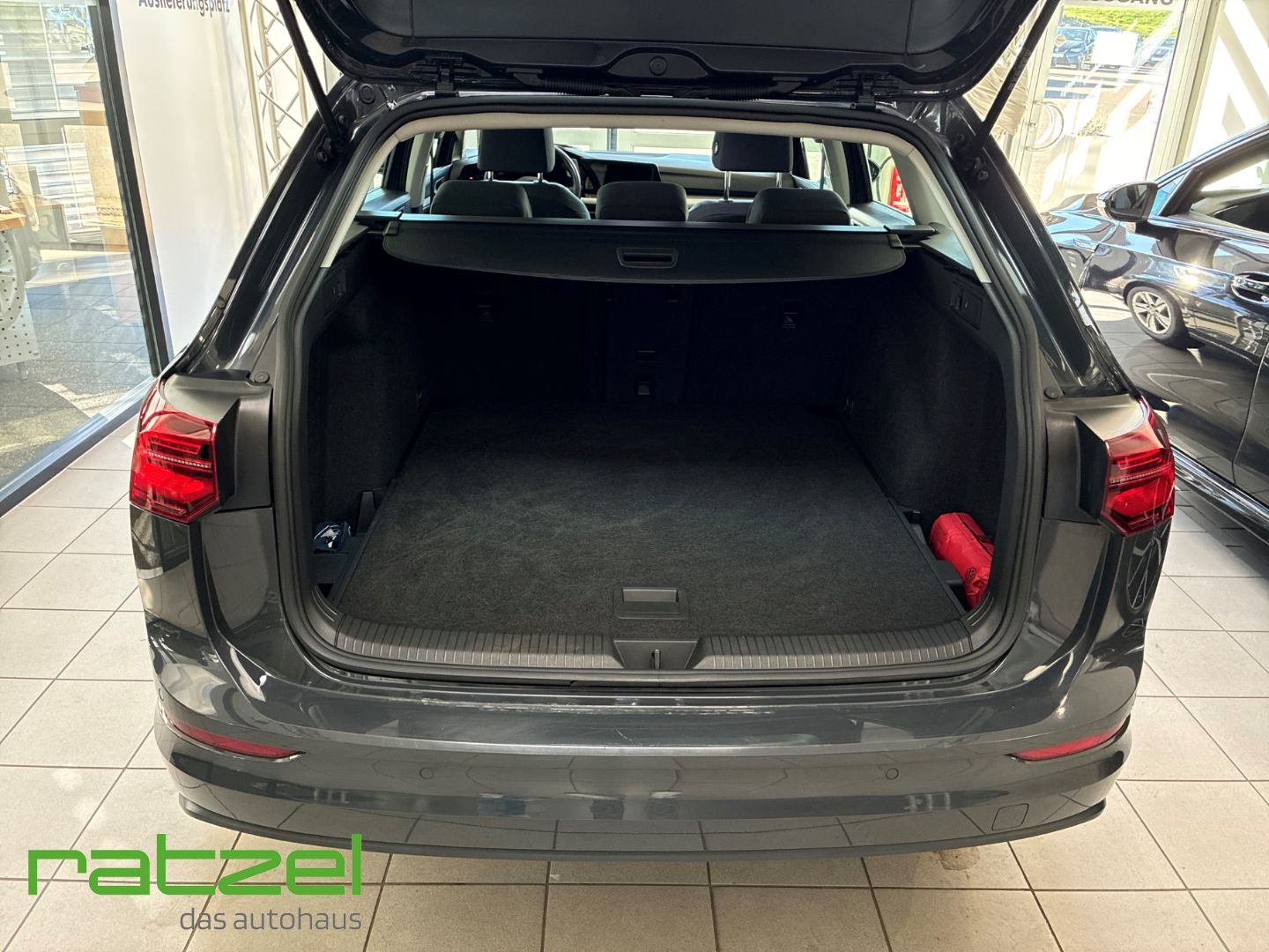 Fahrzeugabbildung Volkswagen Golf Variant Life 1.0 eTSI DSG Navi LED Matrix K