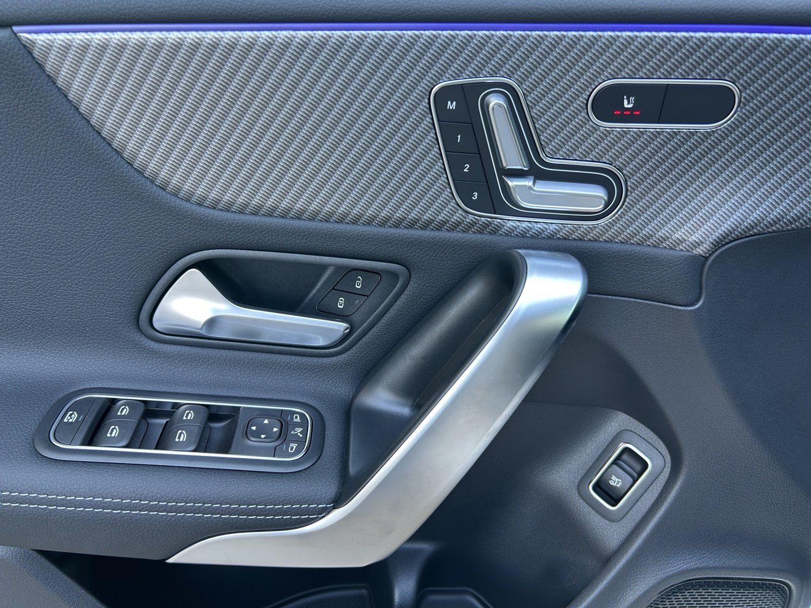 Fahrzeugabbildung Mercedes-Benz CLA 200 d SB Standhz AHK KeyGo MEMORY Multibeam