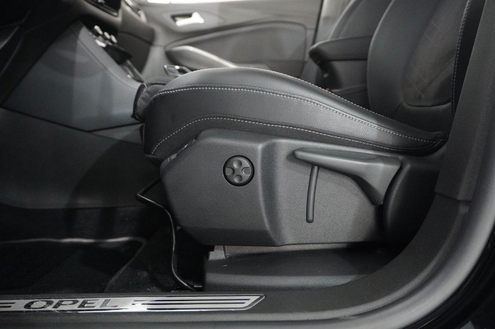 Fahrzeugabbildung Opel Grandland (X) ULTIMATE 4HYBRID NAVI/LED/SPORT/SH