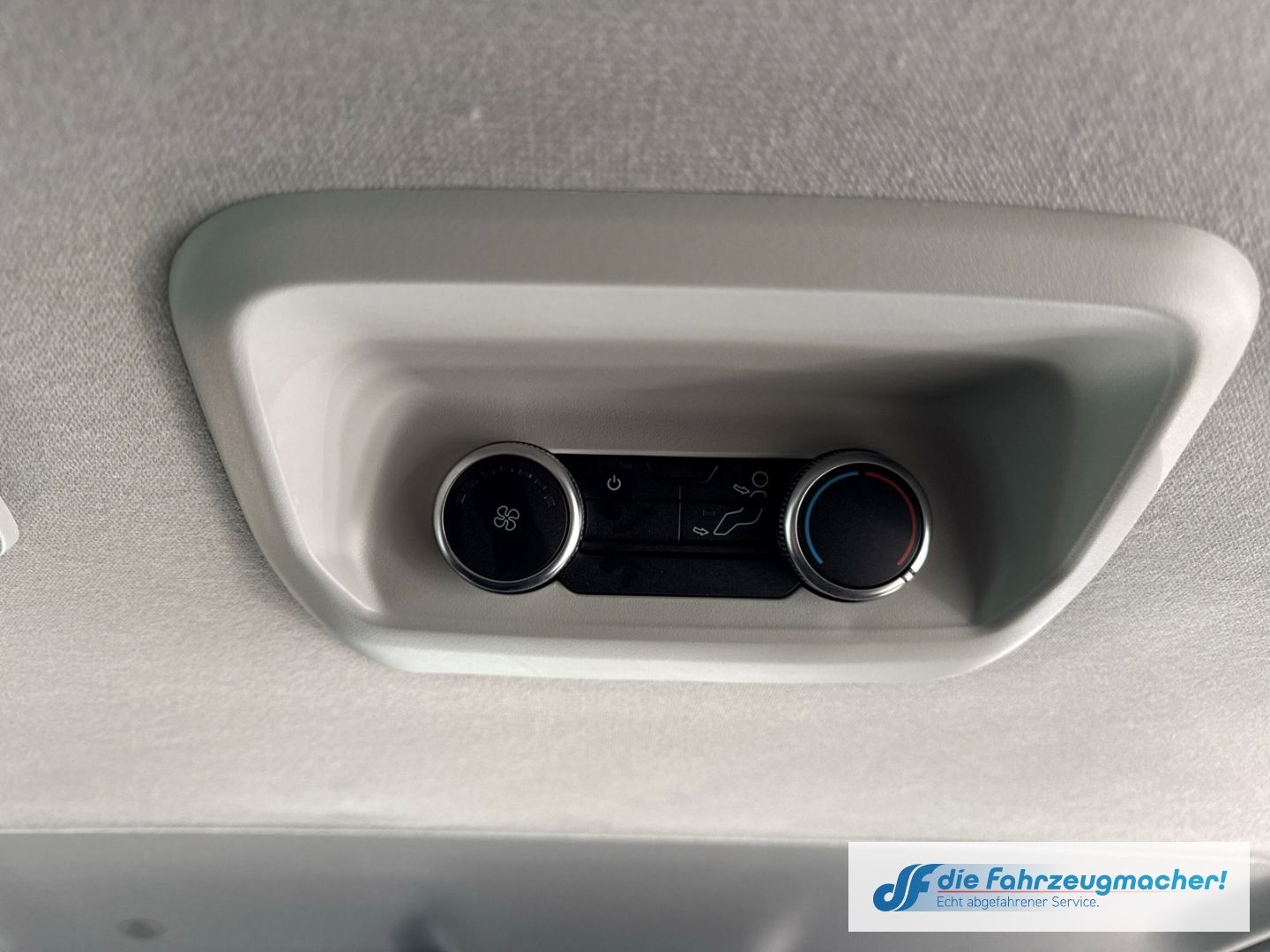 Fahrzeugabbildung Ford Transit Custom Kombi 320 L2 FWD Trend Navi LED K