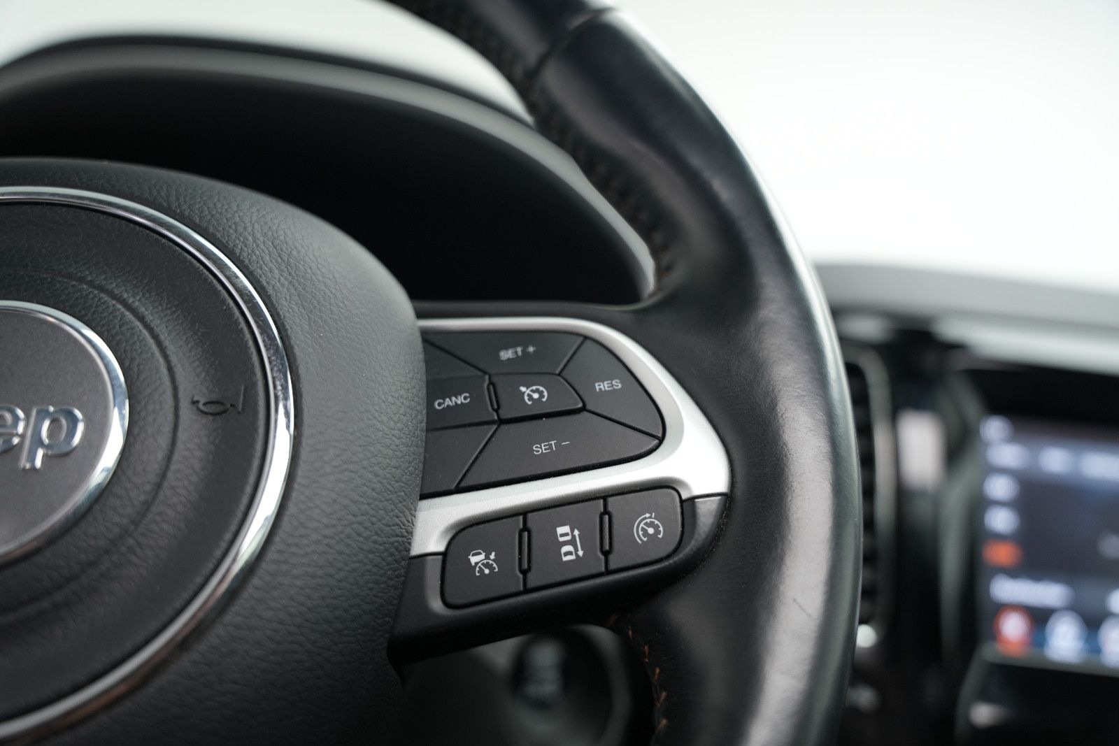 Fahrzeugabbildung Jeep Compass Limited 4WD /PANO/SHZ/L-HEIZ/PDC