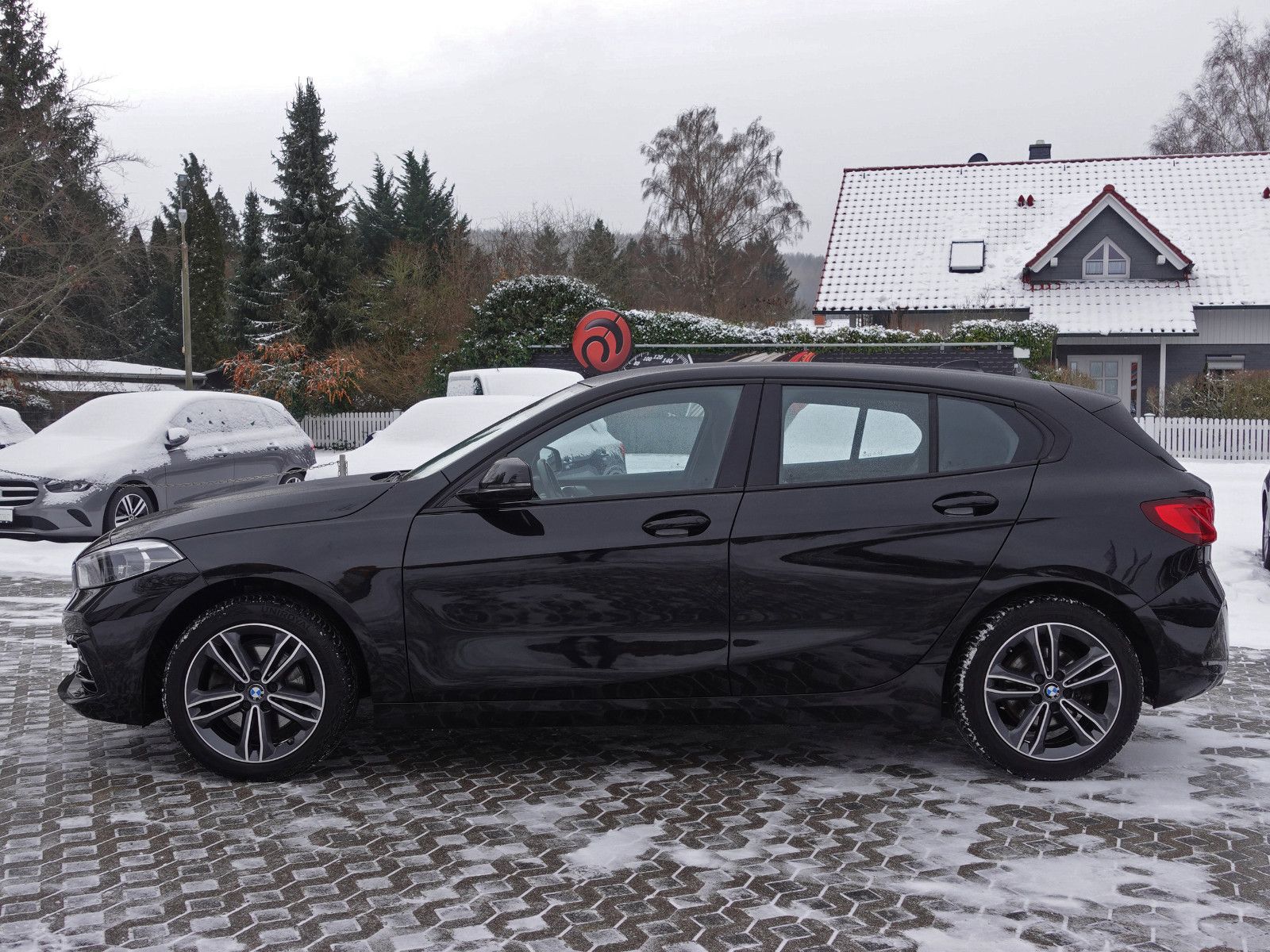 Fahrzeugabbildung BMW 118i Sport Line Navi CarPlay LED-Pkt.